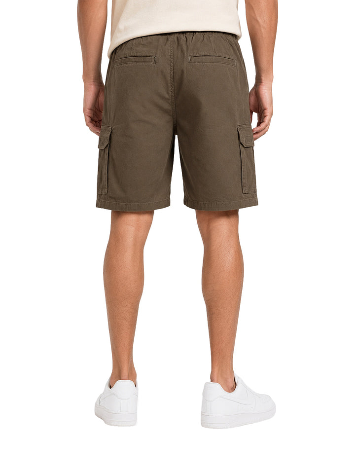 Bermuda cargo color olivo para hombre con bolsillos laterales y cintura ajustable.