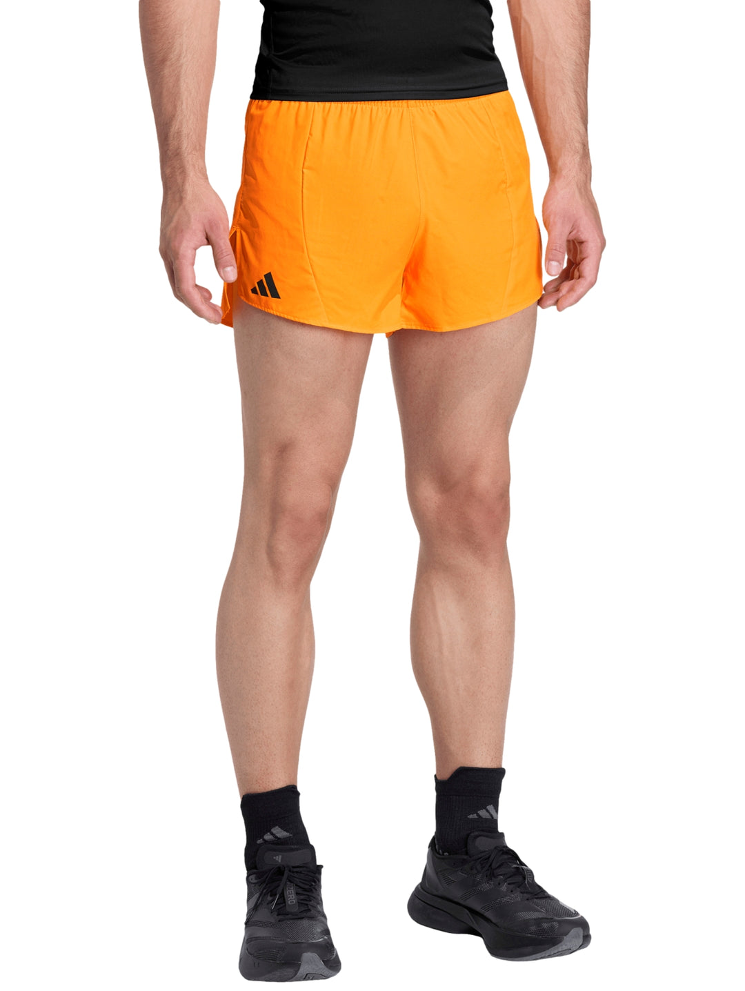 Hombre vistiendo short deportivo Adidas color naranja puro Adizero Essentials.