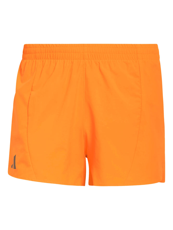 Hombre vistiendo short deportivo Adidas color naranja puro Adizero Essentials.