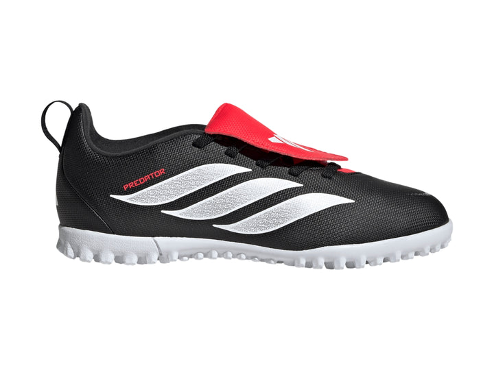 Tenis de fútbol Adidas Predator color negro con franjas blancas y lengüeta roja para niños.