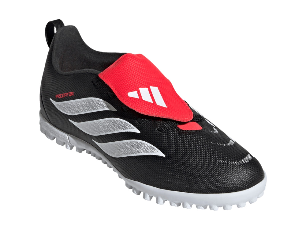 Tenis de fútbol Adidas Predator color negro con franjas blancas y lengüeta roja para niños.