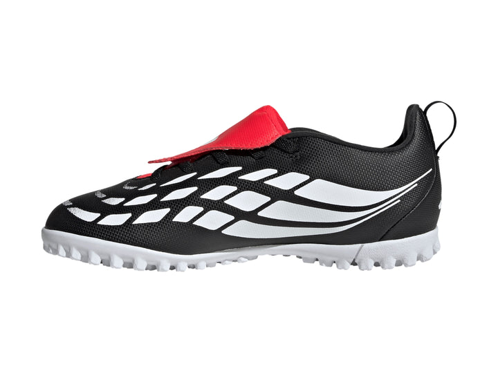 Tenis de fútbol Adidas Predator color negro con franjas blancas y lengüeta roja para niños.