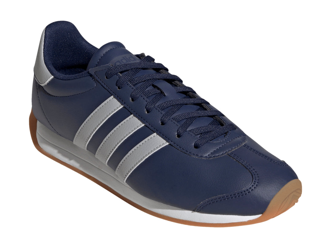 Tenis Adidas Runvista azul marino con franjas grises, entresuela blanca y suela de goma color café.