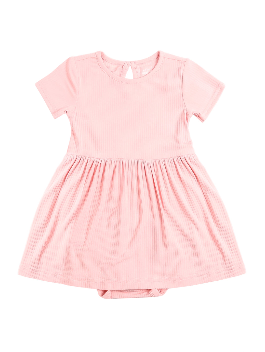 Vestido rosa de manga corta para niña con textura acanalada.