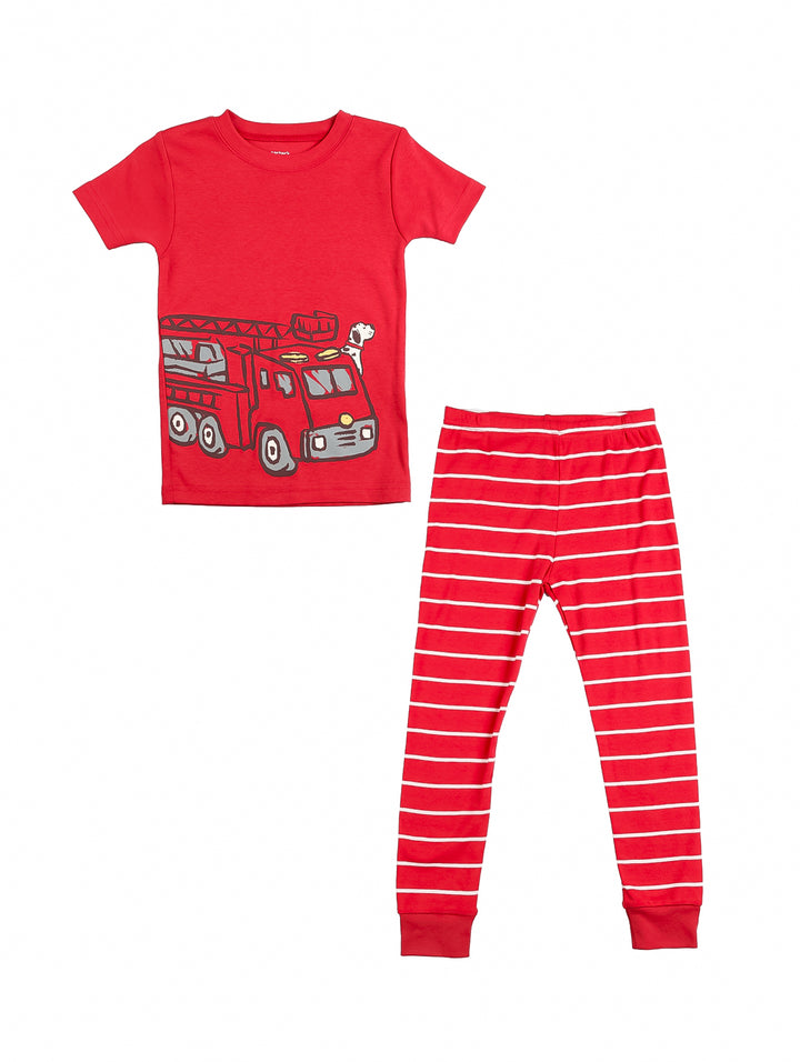 Conjunto de pijama rojo para niño con camiseta de camión de bomberos y pantalón a rayas blancas.