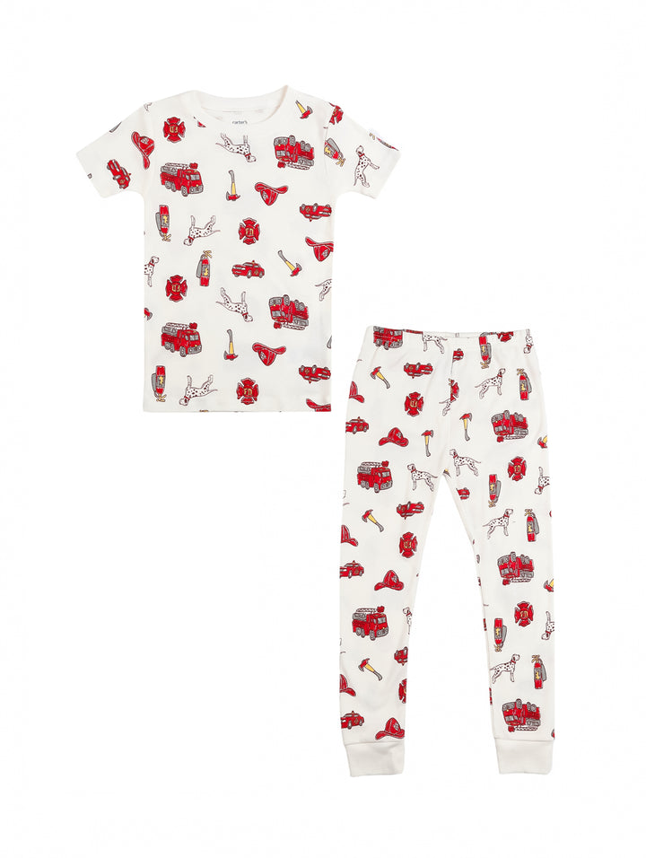 Conjunto de pijama rojo para niño con camiseta de camión de bomberos y pantalón a rayas blancas.