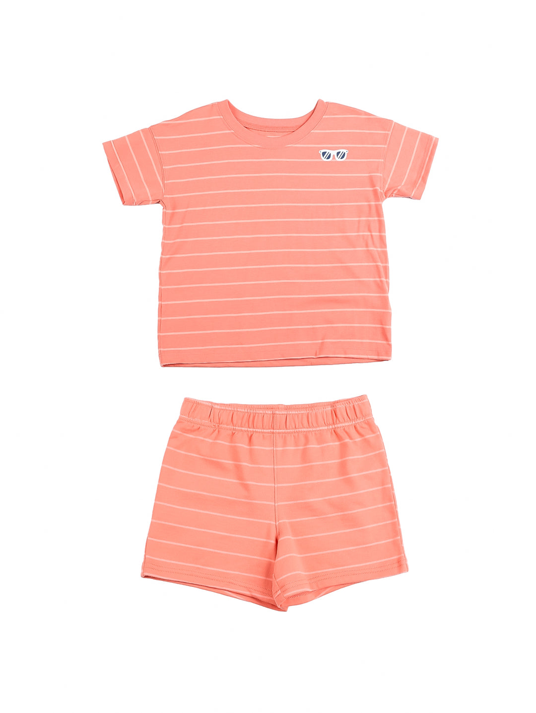 Conjunto de ropa para niño color coral con rayas blancas, compuesto por camiseta y shorts.