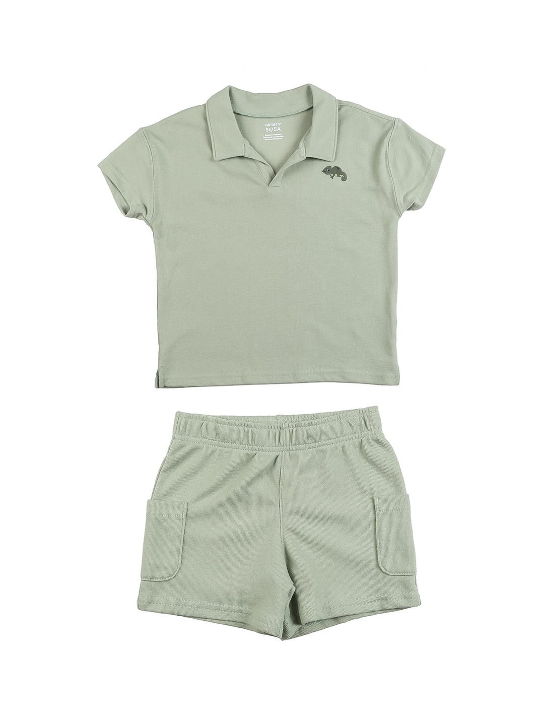 Conjunto de ropa para niño marca Carter's color olivo, compuesto por polo y shorts.