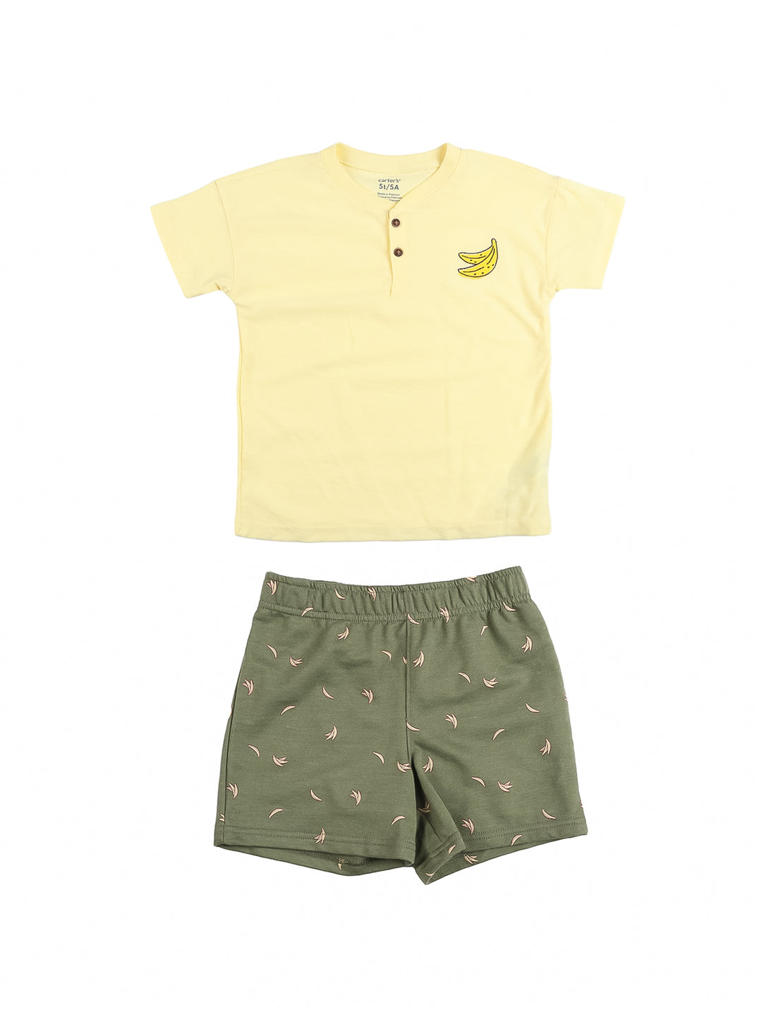 Conjunto de ropa para niño con camiseta amarilla y shorts verdes con estampado.