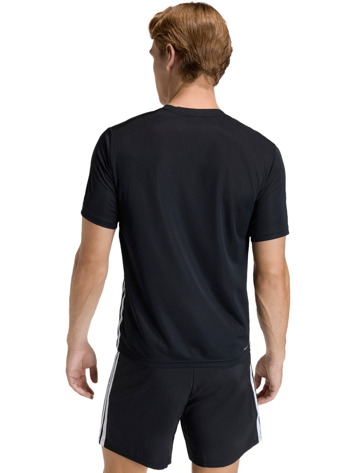 Hombre vistiendo conjunto deportivo Adidas negro con tres franjas blancas laterales y logotipo blanco.
