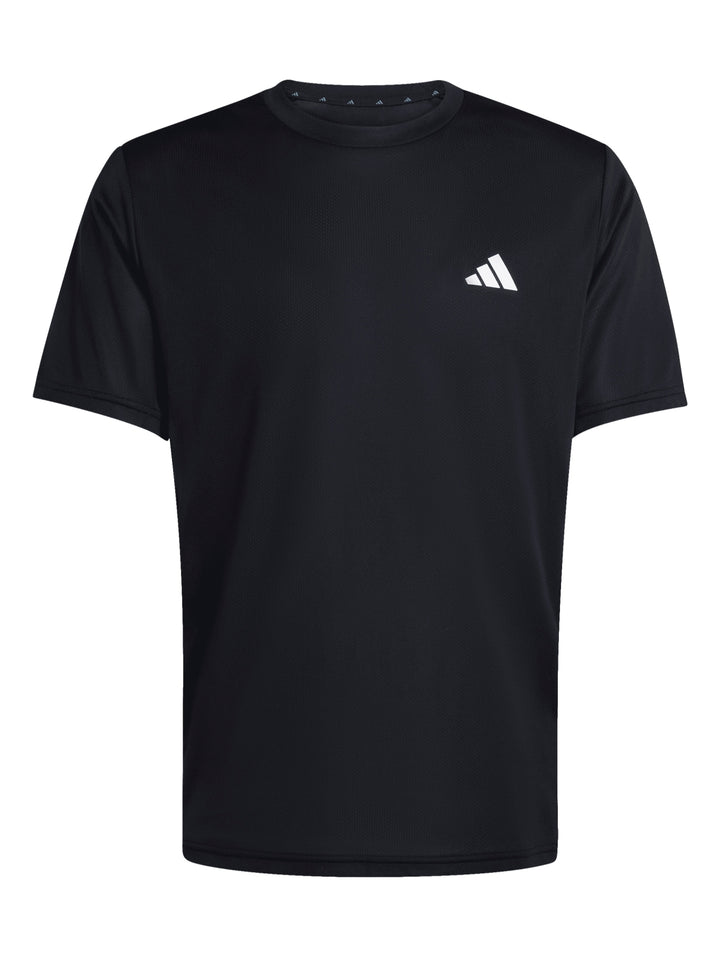 Hombre vistiendo conjunto deportivo Adidas negro con tres franjas blancas laterales y logotipo blanco.
