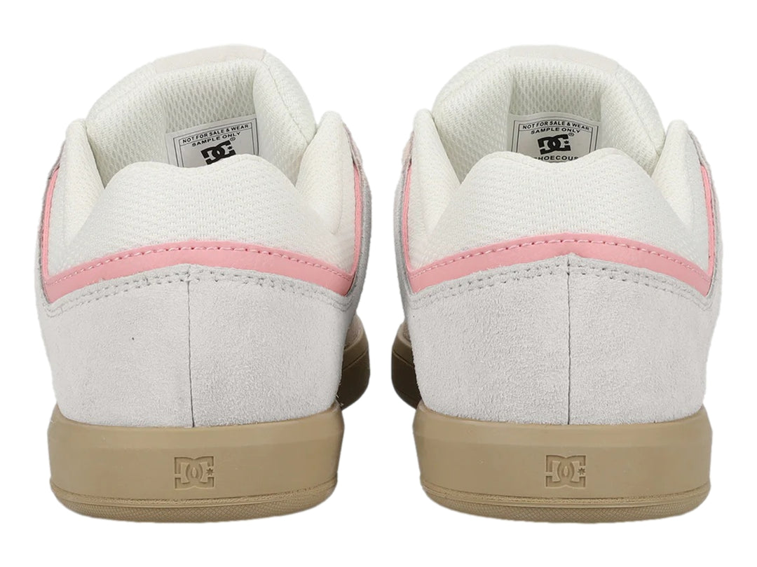 Tenis DC Shoes color blanco y gris con detalles en rosa y suela de goma beige.