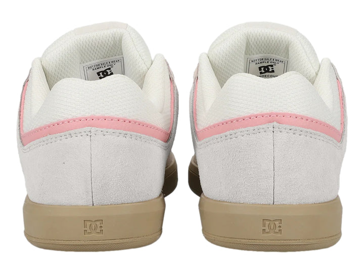 Tenis DC Shoes color blanco y gris con detalles en rosa y suela de goma beige.