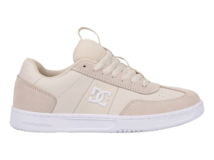 Tenis DC Shoes modelo Astrix color arena con suela blanca y logotipo blanco lateral.