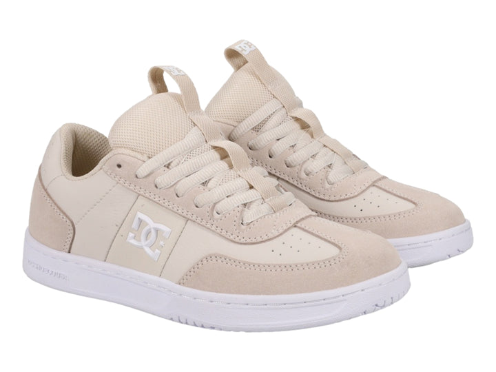 Tenis DC Shoes modelo Astrix color arena con suela blanca y logotipo blanco lateral.