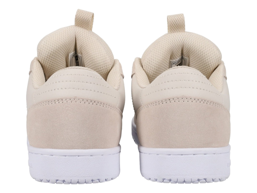 Tenis DC Shoes modelo Astrix color arena con suela blanca y logotipo blanco lateral.