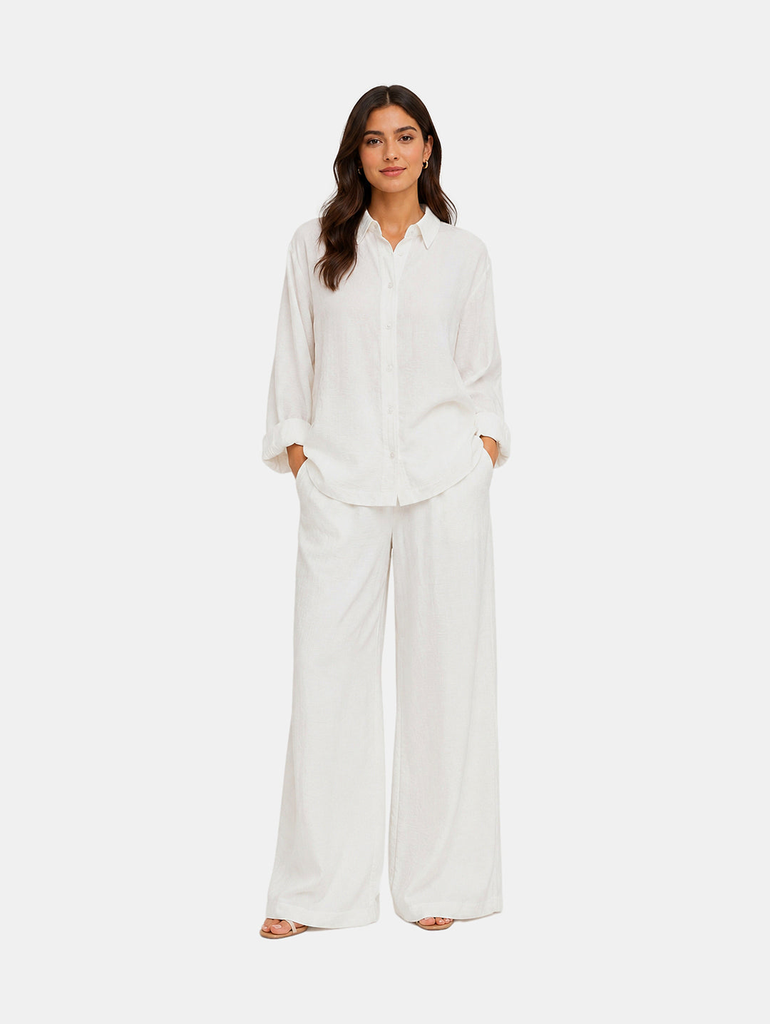 Mujer vistiendo un conjunto de dos piezas color blanco compuesto por camisa y pantalón de pierna ancha.
