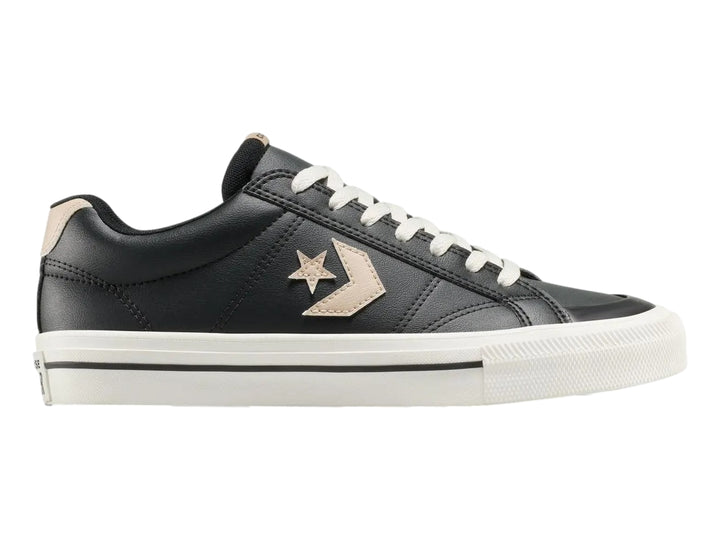 Tenis Converse casuales de piel sintética color negro con suela y agujetas blancas.