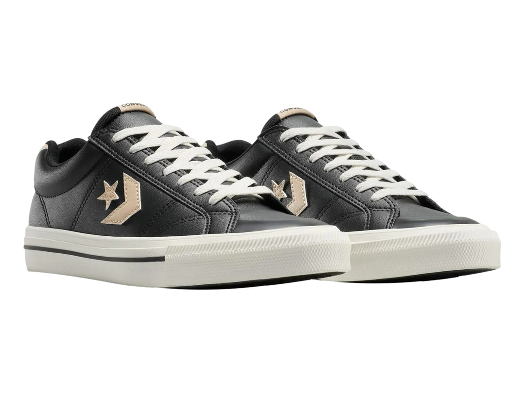 Tenis Converse casuales de piel sintética color negro con suela y agujetas blancas.