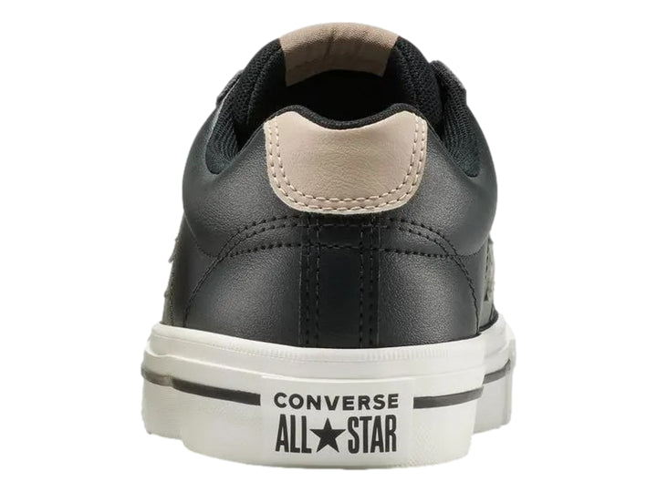 Tenis Converse casuales de piel sintética color negro con suela y agujetas blancas.