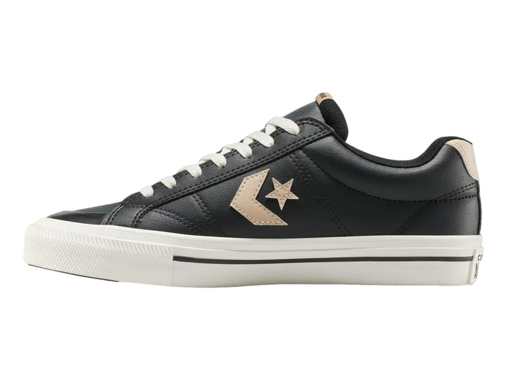 Tenis Converse casuales de piel sintética color negro con suela y agujetas blancas.