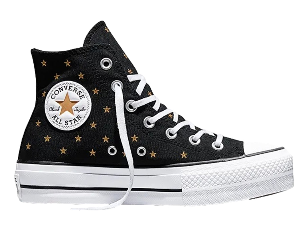 Tenis Converse negros de bota con plataforma blanca y estrellas doradas bordadas.