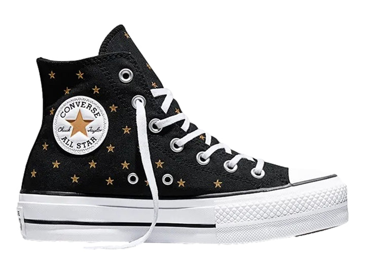 Tenis Converse negros de bota con plataforma blanca y estrellas doradas bordadas.