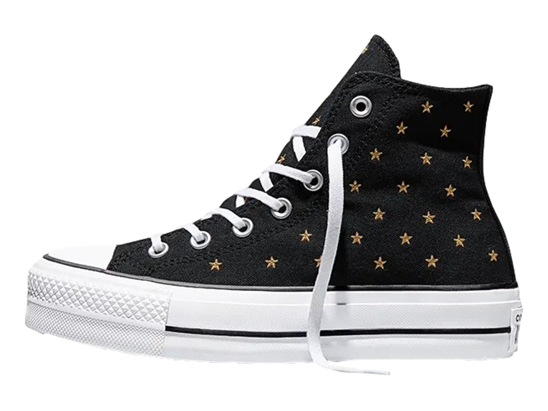 Tenis Converse negros de bota con plataforma blanca y estrellas doradas bordadas.