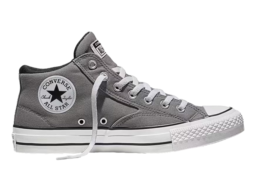 Tenis Converse Malden Street en color gris con suela y cordones blancos, corte bajo.