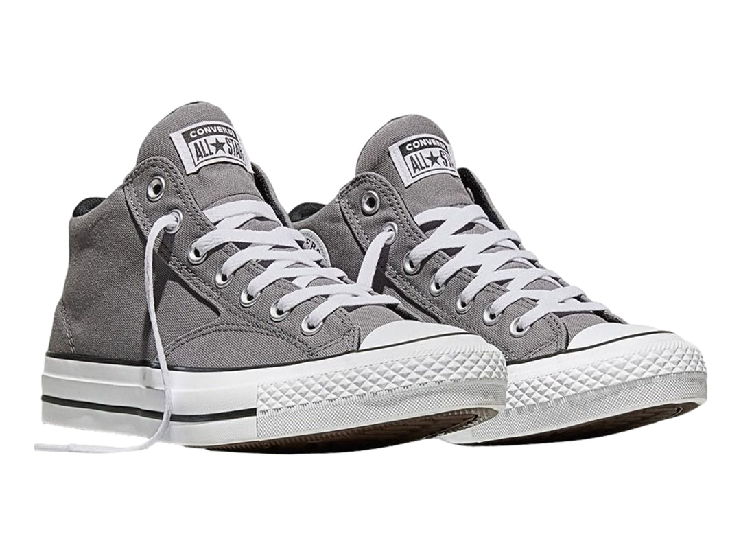 Tenis Converse Malden Street en color gris con suela y cordones blancos, corte bajo.