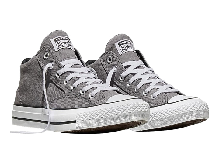Tenis Converse Malden Street en color gris con suela y cordones blancos, corte bajo.