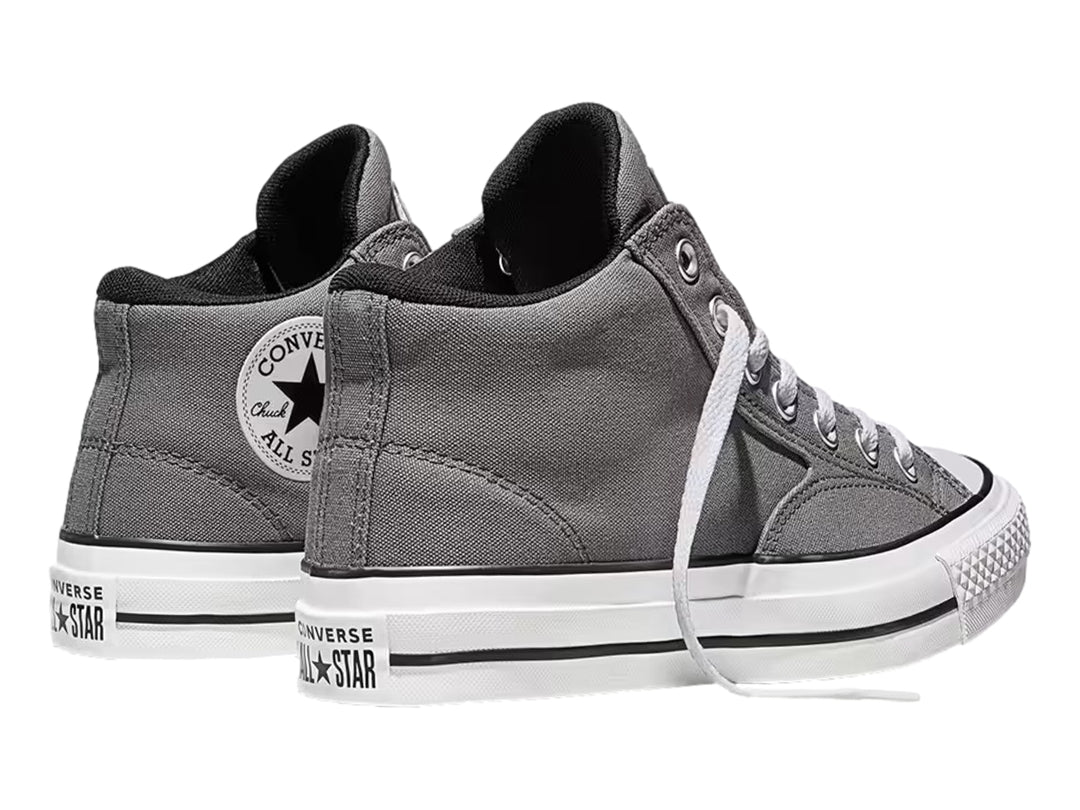Tenis Converse Malden Street en color gris con suela y cordones blancos, corte bajo.