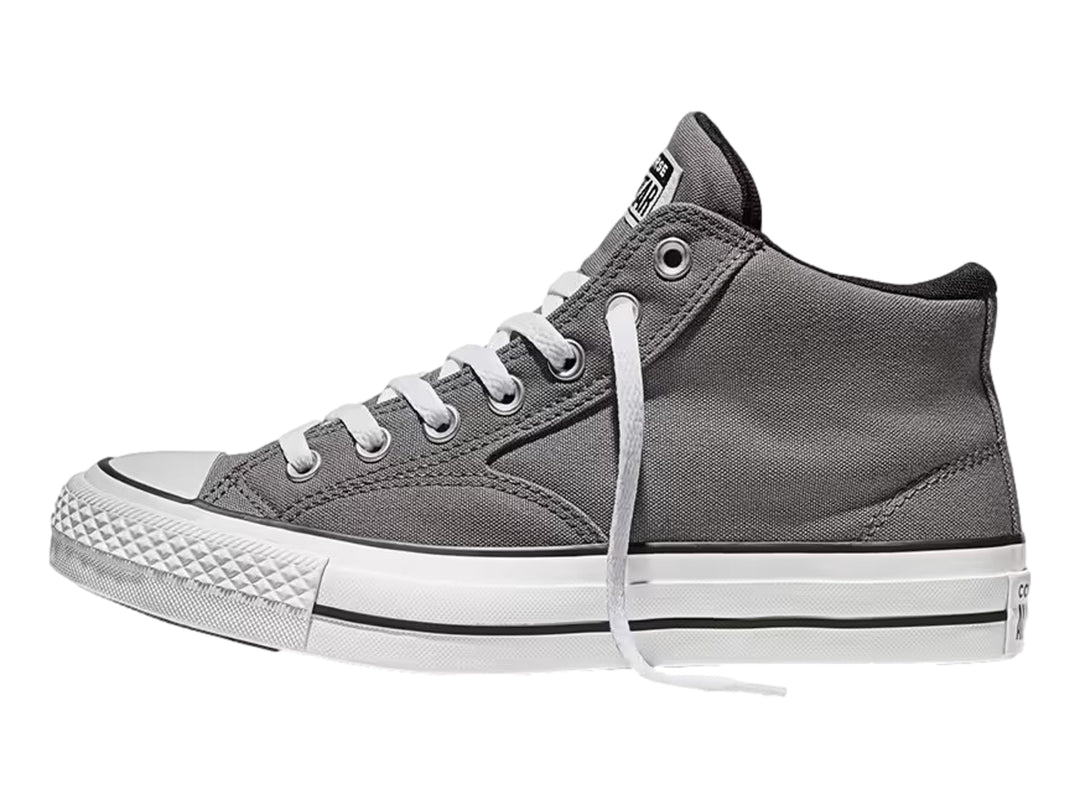Tenis Converse Malden Street en color gris con suela y cordones blancos, corte bajo.