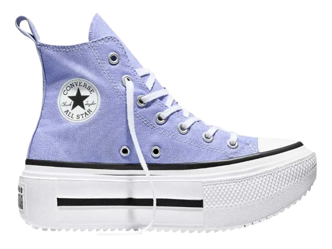 Tenis Converse de bota en color lila con plataforma blanca y detalles en negro.