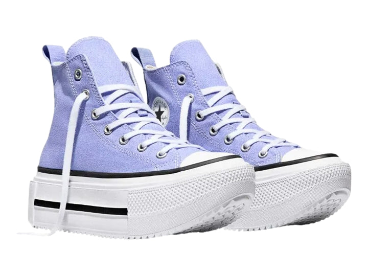 Tenis Converse de bota en color lila con plataforma blanca y detalles en negro.