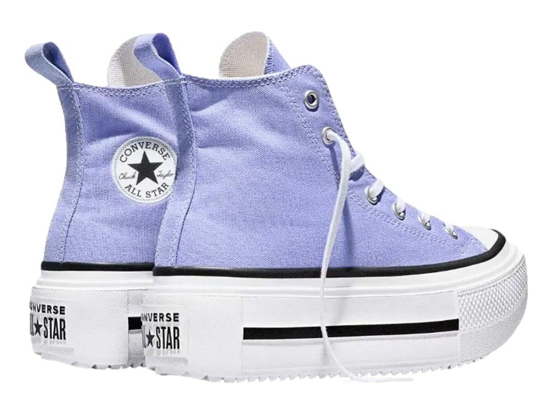 Tenis Converse de bota en color lila con plataforma blanca y detalles en negro.