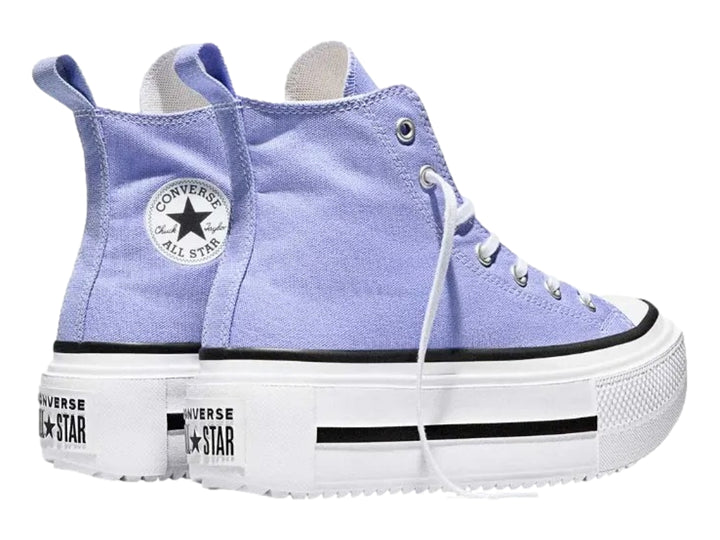 Tenis Converse de bota en color lila con plataforma blanca y detalles en negro.