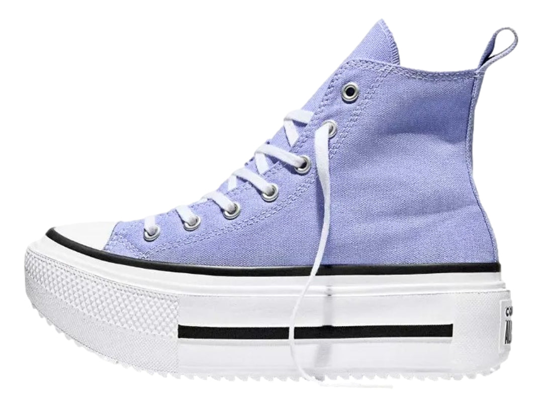 Tenis Converse de bota en color lila con plataforma blanca y detalles en negro.