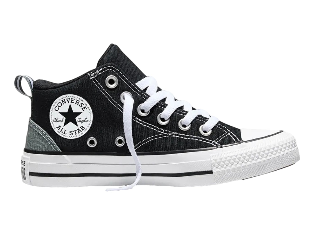 Tenis Converse Malden Street color negro con suela y agujetas blancas para niño.