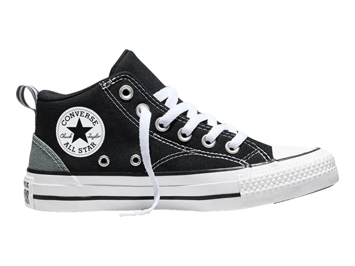 Tenis Converse Malden Street color negro con suela y agujetas blancas para niño.