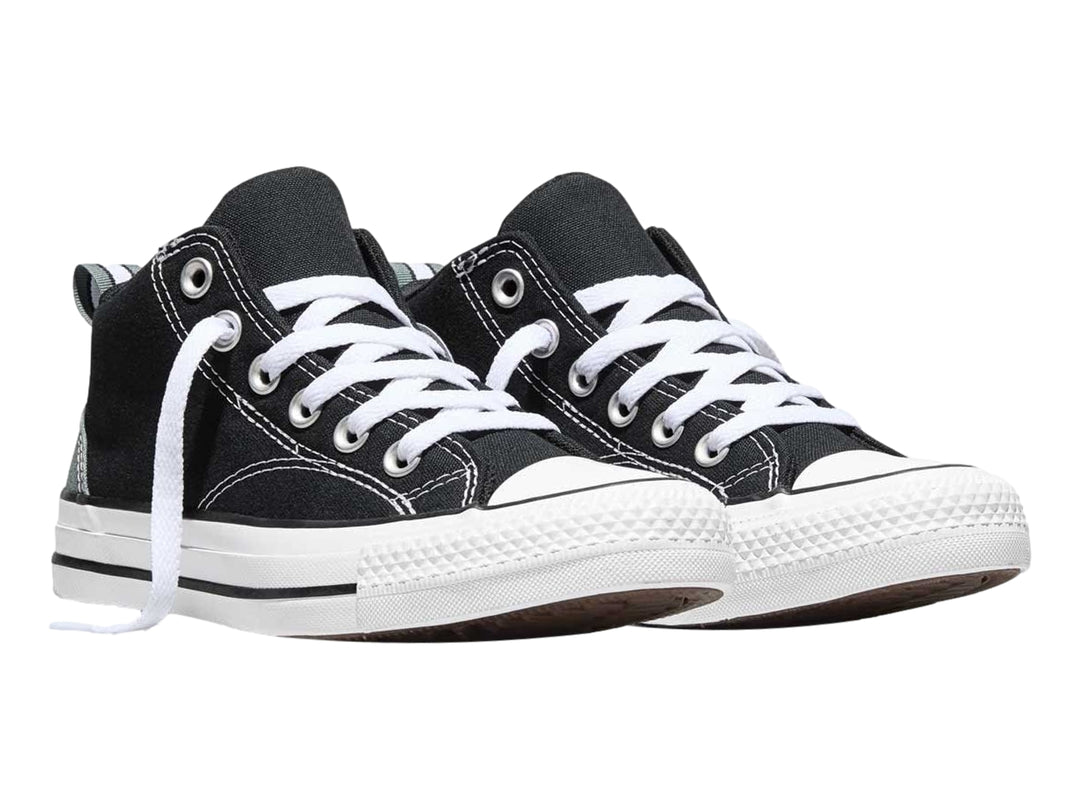 Tenis Converse Malden Street color negro con suela y agujetas blancas para niño.