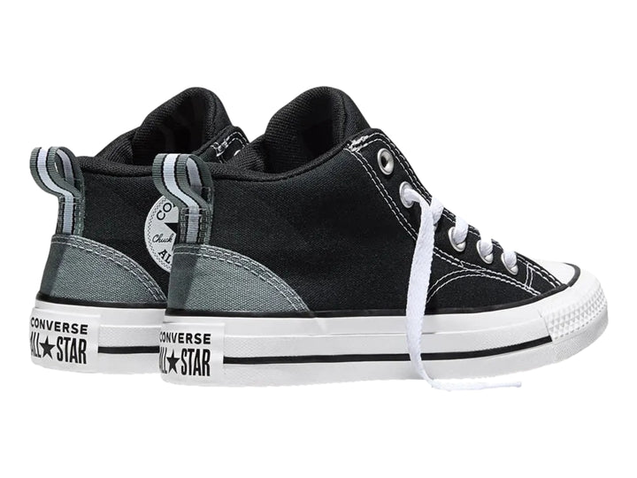 Tenis Converse Malden Street color negro con suela y agujetas blancas para niño.