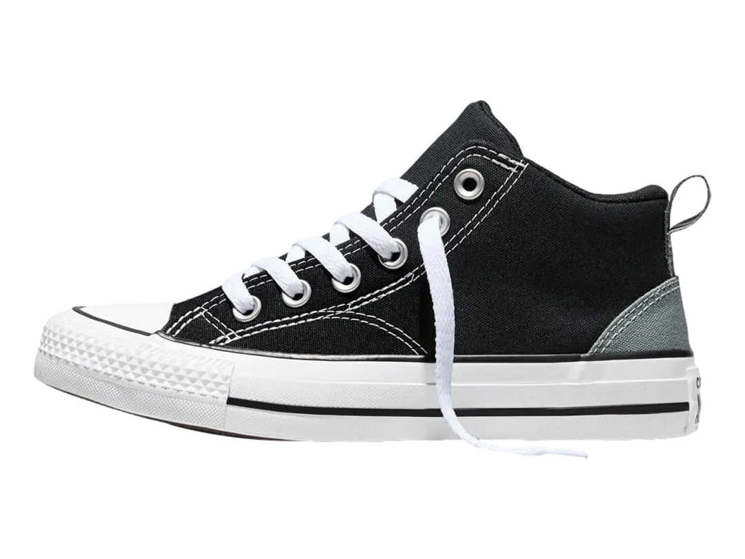 Tenis Converse Malden Street color negro con suela y agujetas blancas para niño.