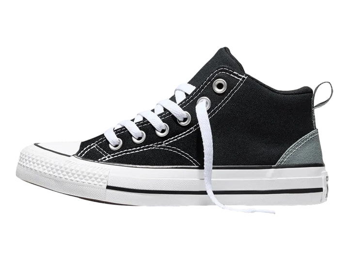 Tenis Converse Malden Street color negro con suela y agujetas blancas para niño.