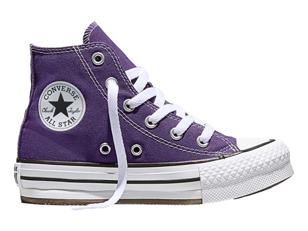 Tenis Converse de bota color morado con suela de plataforma blanca.