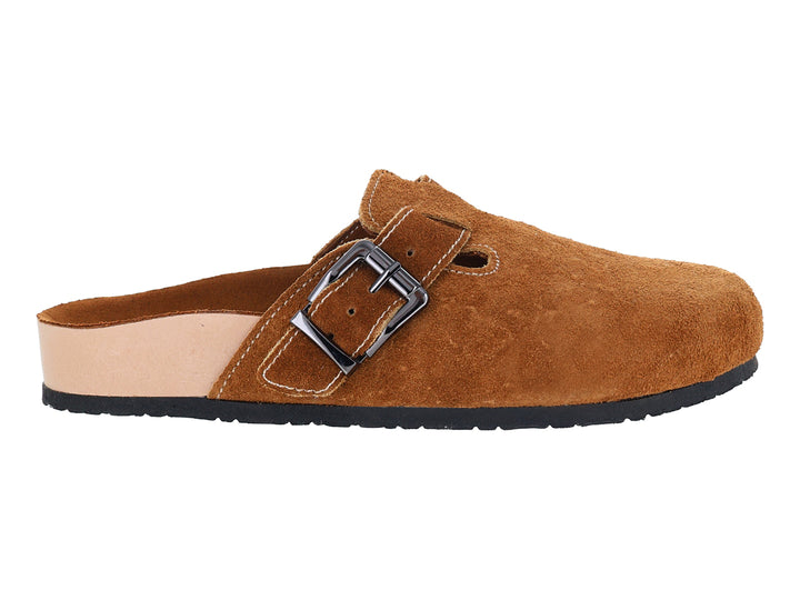 Zapato tipo clog de gamuza color camel con hebilla metálica y suela negra.