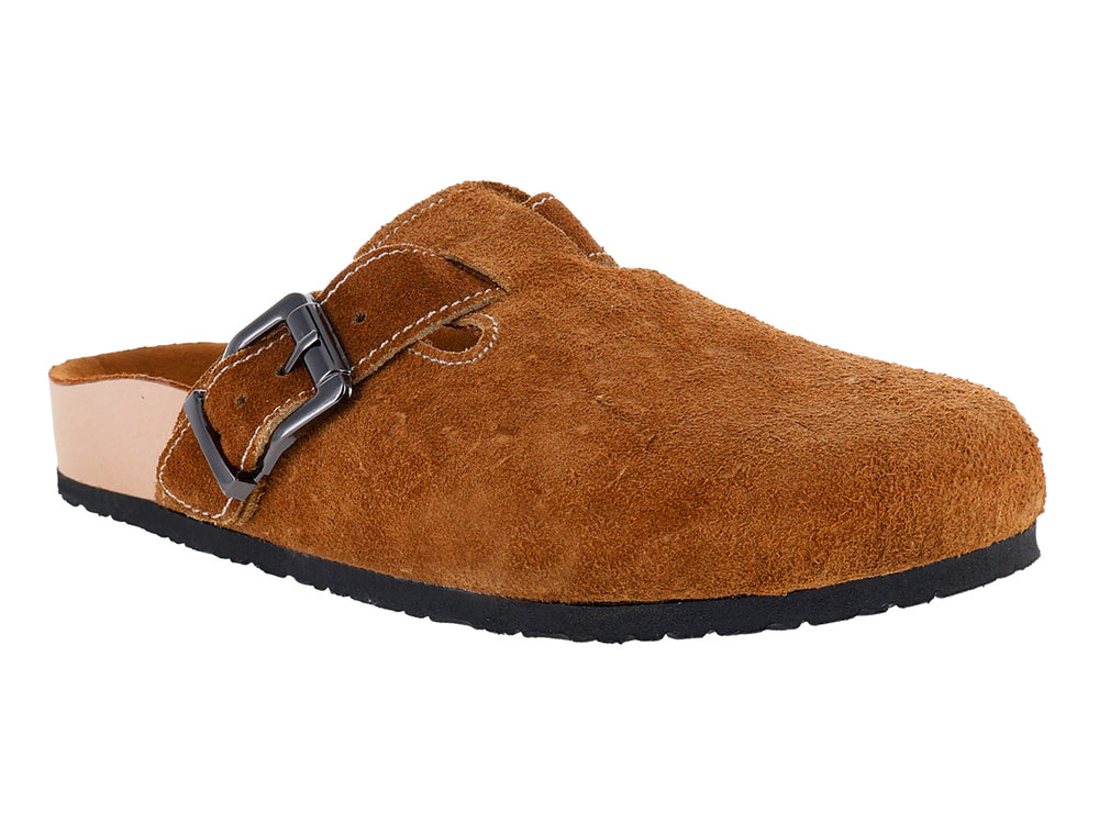 Zapato tipo clog de gamuza color camel con hebilla metálica y suela negra.