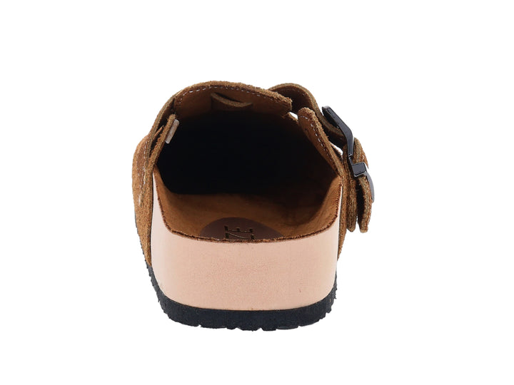 Zapato tipo clog de gamuza color camel con hebilla metálica y suela negra.