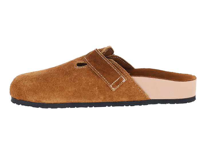 Zapato tipo clog de gamuza color camel con hebilla metálica y suela negra.