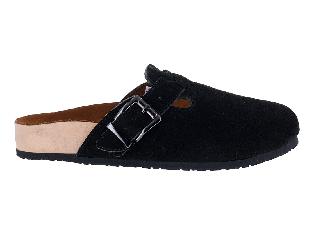 Zapato tipo mule de gamuza negra con hebilla metálica y talón en color beige.
